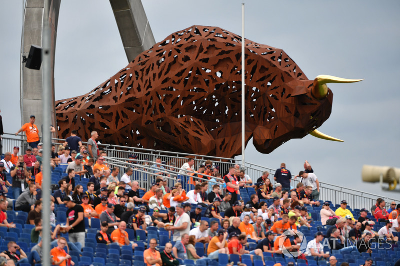 Fans and bull sculpture