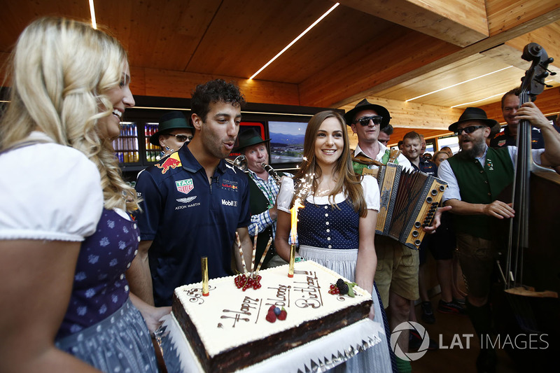 Daniel Ricciardo, Red Bull Racing celebrates his birthday with a Birthday cake