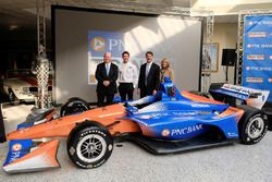 Chip Ganassi, Scott Dixon, Chip Ganassi Racing, Bill Demchak, PNC presidente, Presidente y Director Ejecutivo Connie Bond Stuart, PNC Presidente Regional de 
para el centro y sur de Indiana