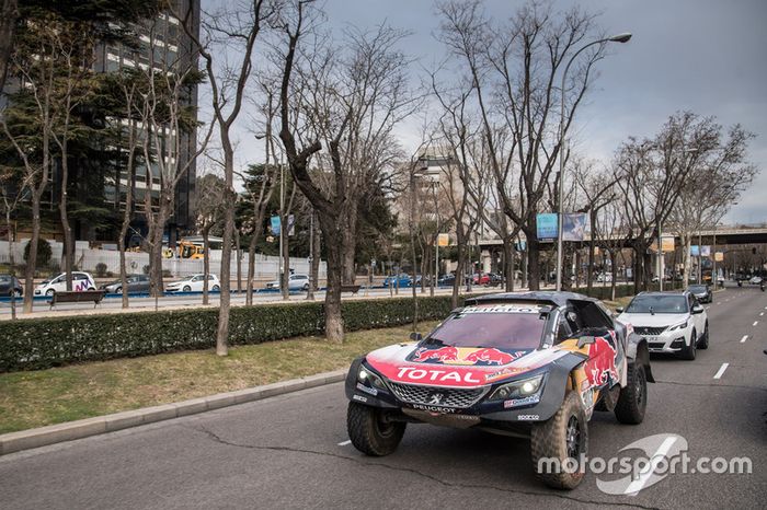 Carlos Sainz, Lucas Cruz, Peugeot Sport en las calles de Madrid