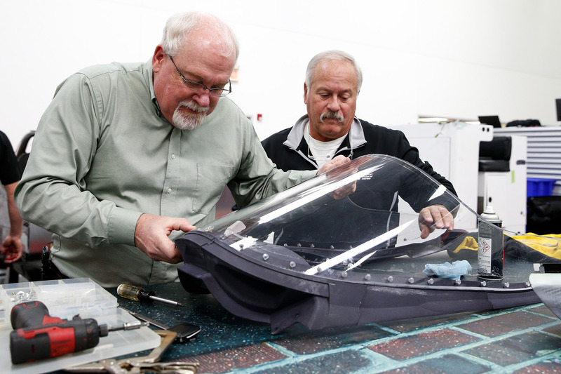 Jeff Horton, INDYCAR Director of Engineering/Safety, and Dr. Terry Trammell, INDYCAR safety consultant, memasang wingscreen pada mobil IndyCar 2018 untuk persiapan tes pertama