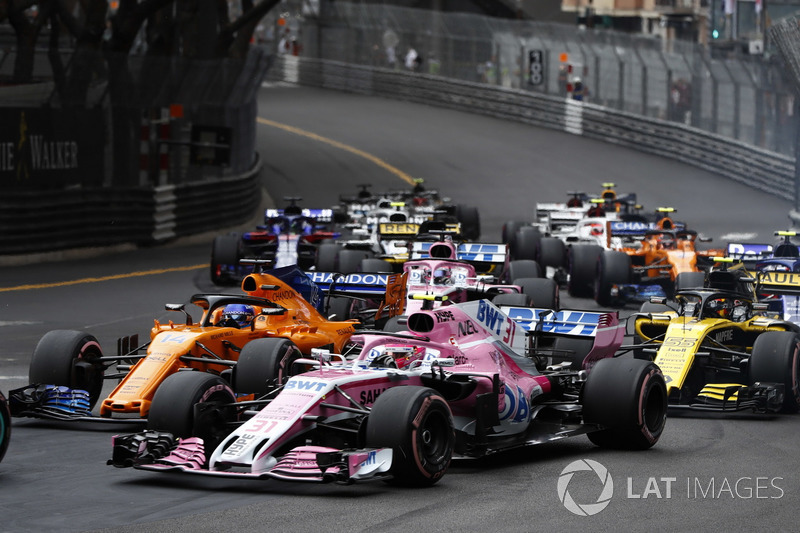 Esteban Ocon, Force India VJM11, leads Fernando Alonso, McLaren MCL33, Carlos Sainz Jr., Renault Sport F1 Team R.S. 18, Sergio Perez, Force India VJM11, and the rest of the field at the start