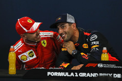 Sebastian Vettel, Ferrari y Daniel Ricciardo, Red Bull Racing en la conferencia de prensa