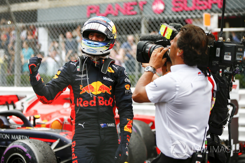 Il vincitore della gara Daniel Ricciardo, Red Bull Racing, festeggia nel parco chiuso