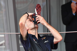 Podyum: Adrian Newey, Red Bull Racing, shoey