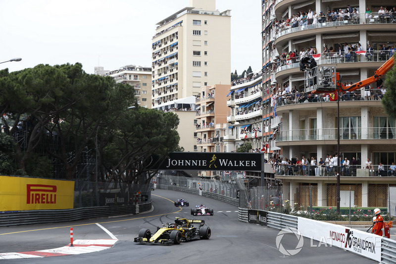 Carlos Sainz Jr., Renault Sport F1 Team R.S. 18, delante de Sergio Perez, Force India VJM11