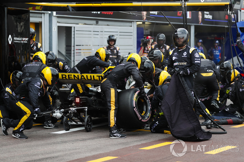 Nico Hulkenberg, Renault Sport F1 Team R.S. 18, masuk pit stop