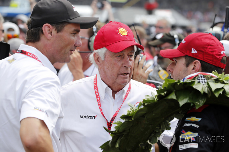 Will Power, Team Penske Chevrolet riceve le congratulazioni di Tim Cindric e Roger Penske nella victory lane