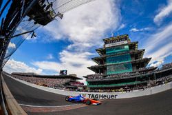 Scott Dixon, Chip Ganassi Racing Honda crosses the finish line under the checkered flag in third place