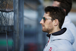 Romain Grosjean, Haas F1 Team, regarde les essais en bord de piste