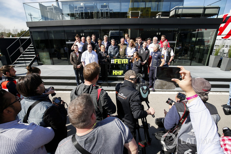 El paddock rinde homenaje al comentarista Henry Hope-Frost después de que falleció trágicamente