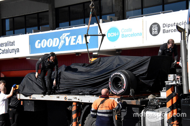 Автомобиль McLaren MCL33 Фернандо Алонсо в боксах