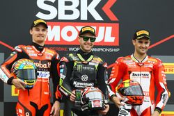 Podio: il secondo classificato Chaz Davies, Aruba.it Racing-Ducati SBK Team, il vincitore della gara Jonathan Rea, Kawasaki Racing, il terzo classificato Xavi Fores, Barni Racing Team