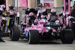 Sergio Perez, Force India VJM11 pitstop