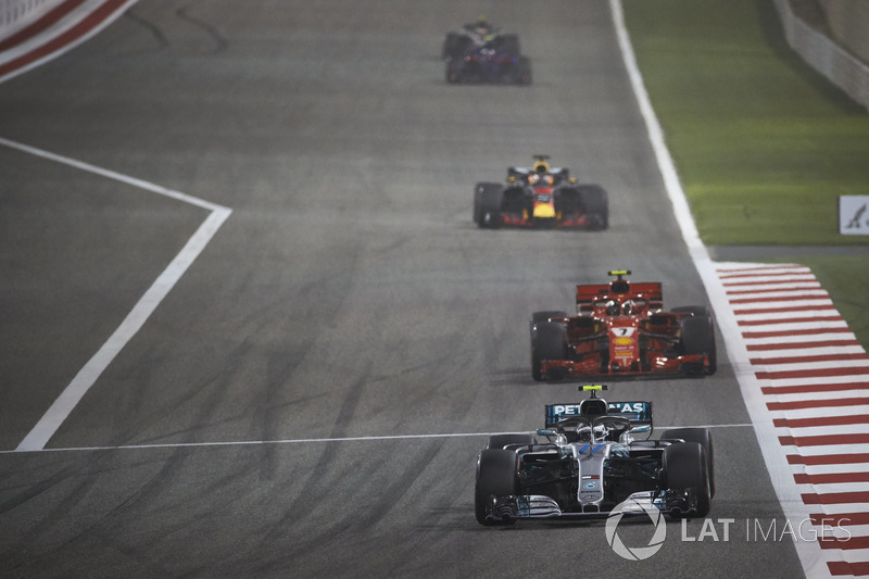 Valtteri Bottas, Mercedes AMG F1 W09, Kimi Raikkonen, Ferrari SF71H y Daniel Ricciardo, Red Bull Racing RB14 Tag Heuer