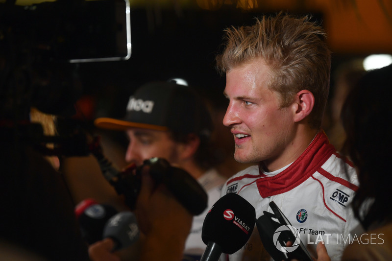 Marcus Ericsson, Sauber, discute avec les médias