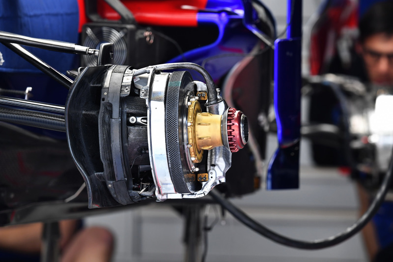 Передние тормоза и узел крепления колеса Toro Rosso STR13