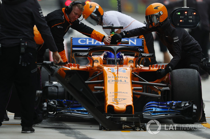 Fernando Alonso, McLaren MCL33 Renault, in the pits during practice
