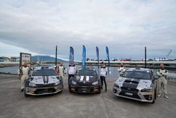 (Soldan Sağa) Toksport WRT ekibi; Burçin Korkmaz, Orhan Avcıoğlu, Ross Wittock, Chris Ingram, Ufuk Uluocak, Menderes Okur