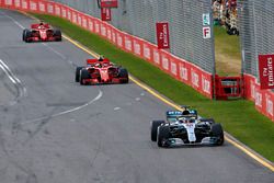 Льюис Хэмилтон, Mercedes AMG F1 W09, и Кими Райкконен, Ferrari SF71H