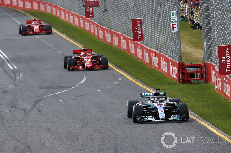 Lewis Hamilton, Mercedes-AMG F1 W09 leads Kimi Raikkonen, Ferrari SF71H