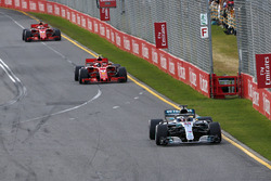 Льюис Хэмилтон, Mercedes AMG F1 W09, и Кими Райкконен, Ferrari SF71H