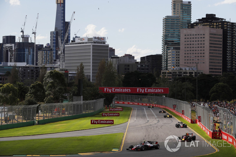 Kevin Magnussen, Haas F1 Team VF-18 Ferrari, Max Verstappen, Red Bull Racing RB14 Tag Heuer, y Romain Grosjean, Haas F1 Team VF-18 Ferrari