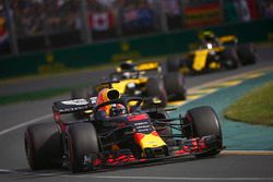 Daniel Ricciardo, Red Bull Racing RB14 Tag Heuer, leads Nico Hulkenberg, Renault Sport F1 Team R.S. 18, and Carlos Sainz Jr., Renault Sport F1 Team R.S. 18