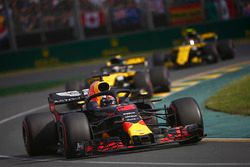 Daniel Ricciardo, Red Bull Racing RB14 Tag Heuer, devant Nico Hulkenberg, Renault Sport F1 Team R.S. 18, et Carlos Sainz Jr., Renault Sport F1 Team R.S. 18