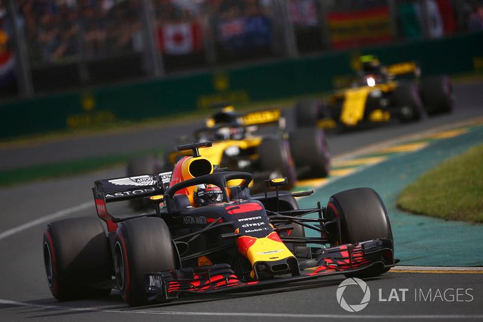 Daniel Ricciardo, Red Bull Racing RB14 Tag Heuer, delante de Nico Hulkenberg, Renault Sport F1 Team R.S. 18, y Carlos Sainz Jr., Renault Sport F1 Team R.S. 18
