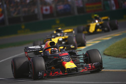 Daniel Ricciardo, Red Bull Racing RB14 Tag Heuer, delante de Nico Hulkenberg, Renault Sport F1 Team R.S. 18, y Carlos Sainz Jr., Renault Sport F1 Team R.S. 18