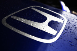 La pluie tombe sur la Toro Rosso STR13
