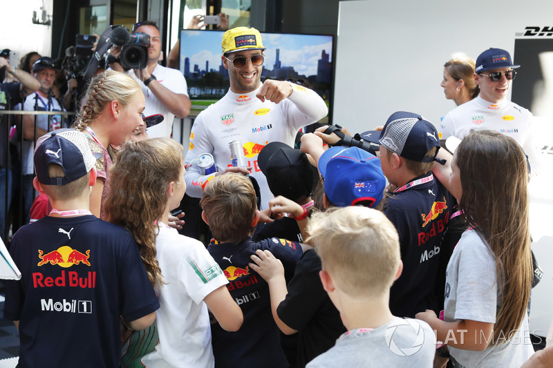 Daniel Ricciardo, Red Bull Racing, meets the grid kids