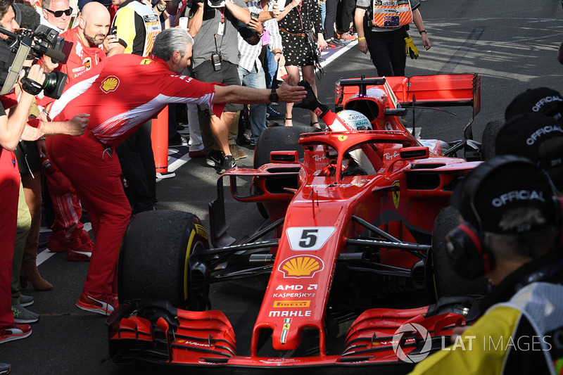 Sebastian Vettel, Ferrari SF71H celebra con Maurizio Arrivabene, team principal de Ferrari