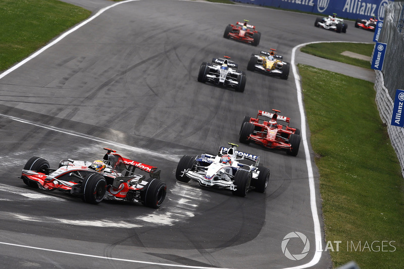 Lewis Hamilton, McLaren MP4-23, leads Robert Kubica, BMW Sauber F1.08, Kimi Raikkonen, Ferrari F2008, Nico Rosberg, Williams FW30, and Fernando Alonso, Renault R28