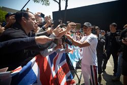Lewis Hamilton, Mercedes AMG F1, zet handtekeningen voor fans
