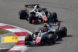 Kevin Magnussen, Haas F1 Team VF-18 y Romain Grosjean, Haas F1 Team VF-18