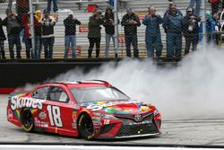 Race winner Kyle Busch, Joe Gibbs Racing