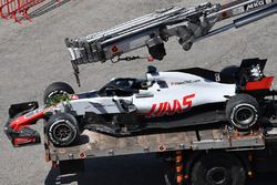 El coche chocado de Romain Grosjean, Haas F1 Team VF-18 es llevado a pits