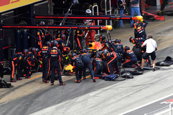 Daniel Ricciardo, Red Bull Racing RB14 pitstop