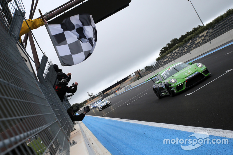 Il secondo classificato Diego Bertonelli, Dinamic Motorsport, prende la bandiera a scacchi