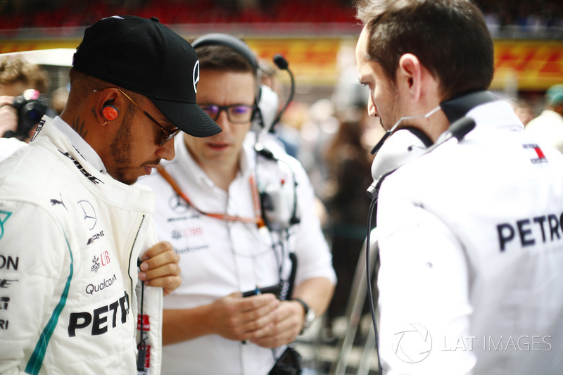 Lewis Hamilton, Mercedes AMG F1, parla con gli ingegneri in griglia