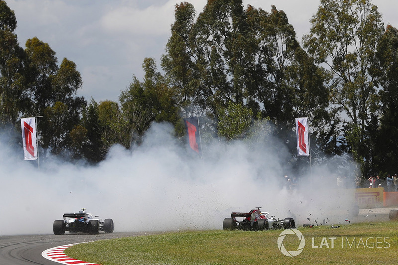 Romain Grosjean saiu da pista e retornou com todo o pelotão passando...