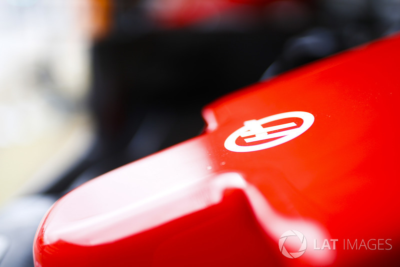 Un logotipo de Haas en la nariz de un Haas F1 Team VF-18