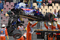 Marshals remove the wrecked Brendon Hartley Toro Rosso STR13 Honda after its heavy accident
