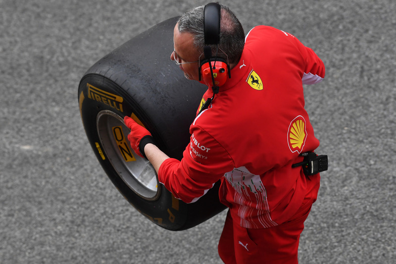 Mekanik Ferrari memegang ban Pirelli