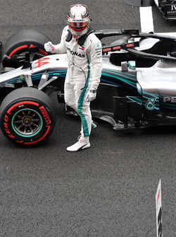 Ganador de la pole Lewis Hamilton, Mercedes-AMG F1 celebra en parc ferme