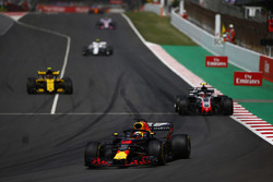 Daniel Ricciardo, Red Bull Racing RB14, Kevin Magnussen, Haas F1 Team VF-18, Carlos Sainz Jr., Renault Sport F1 Team R.S. 18