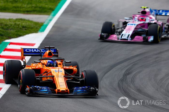 Fernando Alonso, McLaren MCL33, Esteban Ocon, Force India VJM11