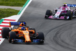 Fernando Alonso, McLaren MCL33, Esteban Ocon, Force India VJM11